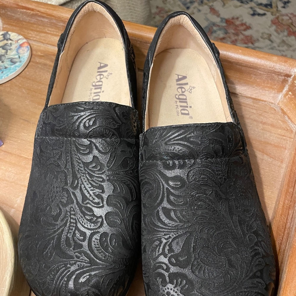 WOMENS BRAND NEW ALEGRIA KELI SLIP-ON BLACK EMBOSSED PAISLEY SIZE 11